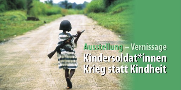 Ausstellung - Vernissage - Kindersoldat*innen - Krieg statt Kindheit (Afrikanisches Mädchen im Kleid barfuß mit Gewehr und Stahlhelm von hinten auf ungeteerter Straße)